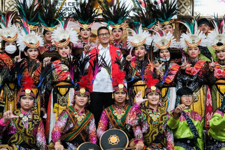 Lepas Puluhan Pelajar SMP Lomba Tari di Turki, Menparekraf: Selamat Berjuang