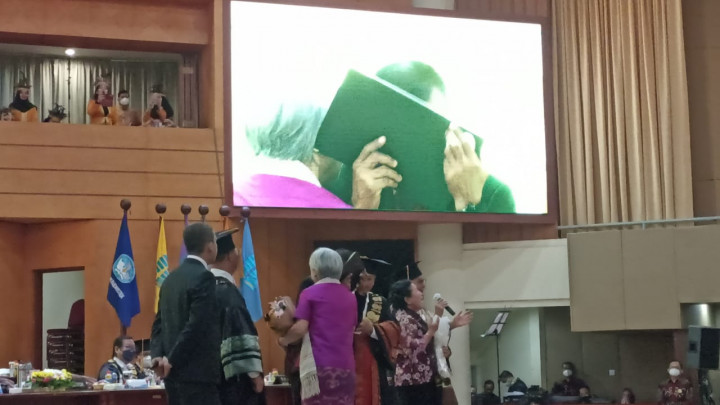 Tangis Ayah Brigadir J Pecah saat Terima Ijazah Anaknya