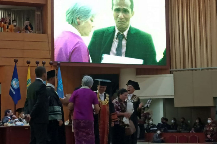 Momen Haru Saat Sang Ayah Wakili Wisuda Brigadir J di Universitas Terbuka