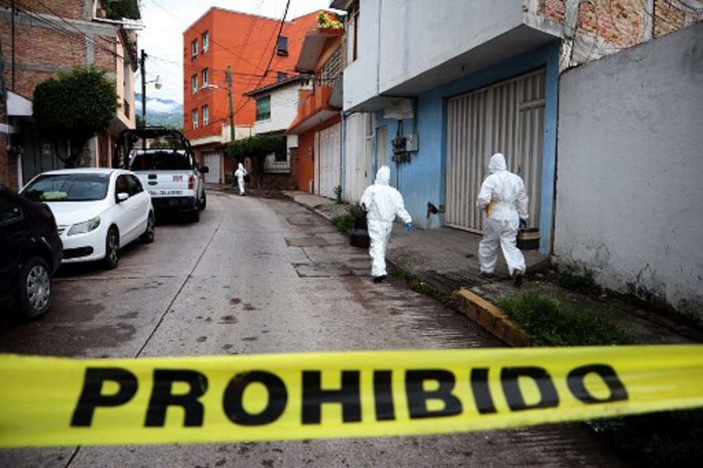 Petugas forensik memeriksa lokasi penembakan terhadap jurnalis Fredid Roman di Chilpancingo, Guerrero, Meksiko, 22 Agustus 2022. (Jesus GUERRERO / AFP)