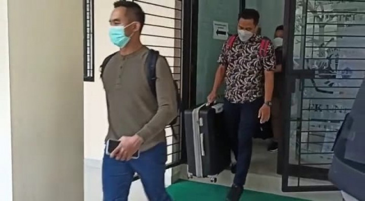 KPK Bawa 2 Koper usai Geledah Ruang Dekanat Fakultas Kedokteran Unila