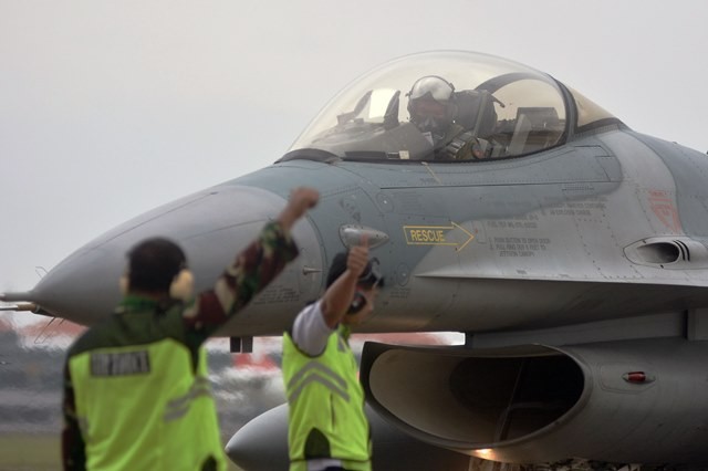 Ilustrasi Pesawat tempur F-16 mendarat di Bandara Internasional I Gusti Ngurah Rai, Bali, Jumat (17/8). ANTARA FOTO/Fikri Yusuf. (Anwar Sadat Guna)