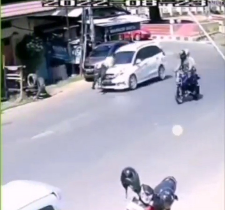 Viral! Polisi di Gowa <i>Nyangkut</i> di Kap Mobil