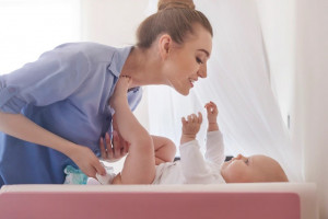 Beberapa Alasan Popok Bayi Harus Diganti Empat Jam Sekali