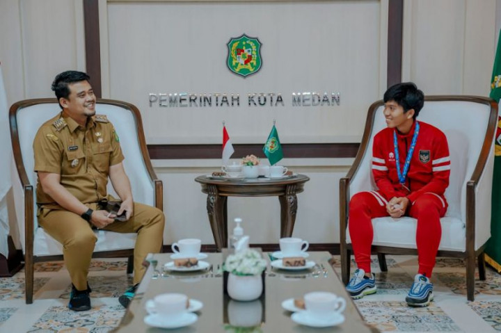 Wali Kota Medan Hadiahi Crespo dan Orang Tua Pergi Haji