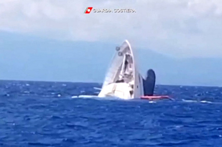 Detik-detik Kapal Pesiar Mewah Tenggelam di Lepas Pantai Italia