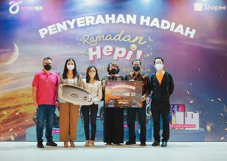 Penyerahan hadiah secara simbolis bagi para pemenang program apresiasi seller setia Anteraja. (Foto: Dok. Anteraja)