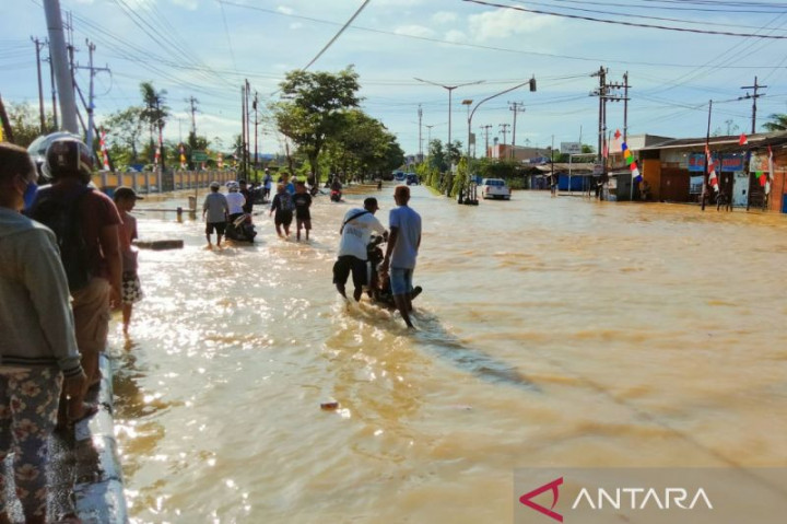 Kemensos Kirim 2 Ribu Paket Makanan Siap Saji ke Korban Banjir Sorong