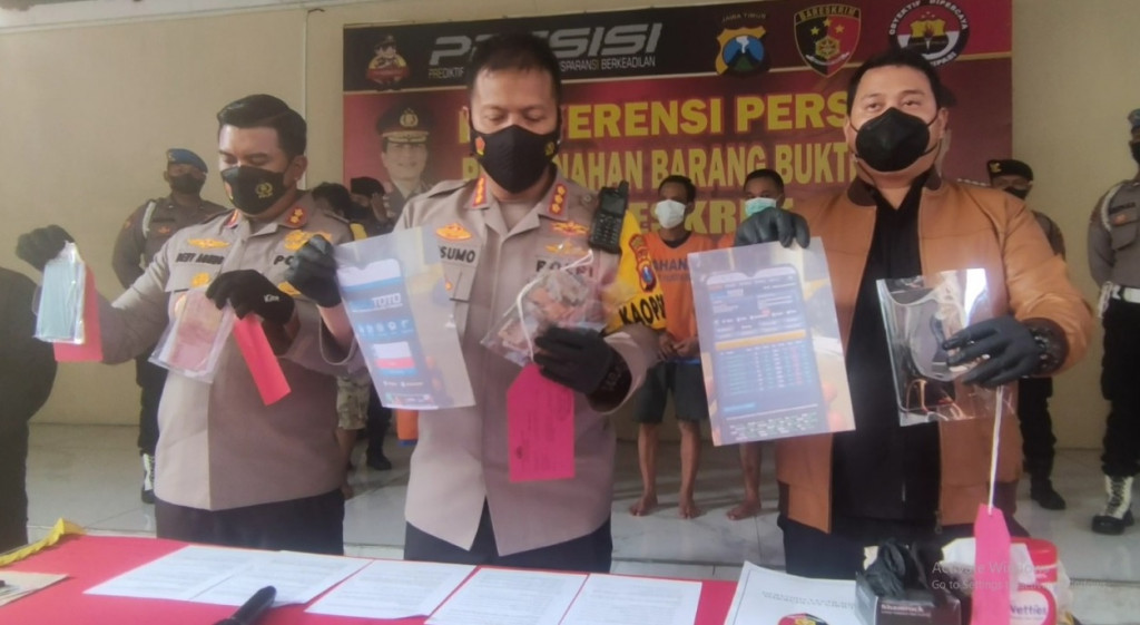 Pengungkapan kasus judi online di Mapolresta Sidoarjo, Rabu, 24 Agustus 2022.