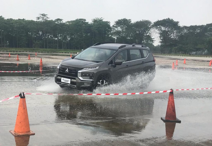 Jajal Fitur AYC Xpander Cross, Aktif Saat Menikung Tajam