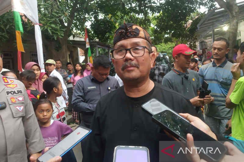 Bupati Cirebon Imron saat memberi keterangan kepada media di Cirebon, Jawa Barat, Rabu (24/8/2022). ANTARA/Khaerul Izan