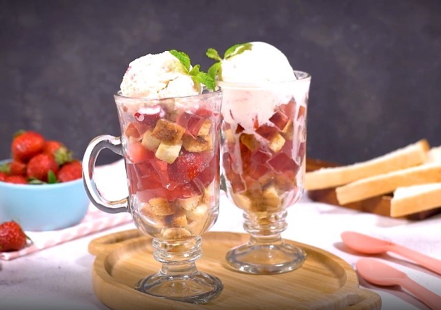 Ini resep segar buah stroberi dengan cheesecake sundae. (Foto: Dok. Endeus TV)