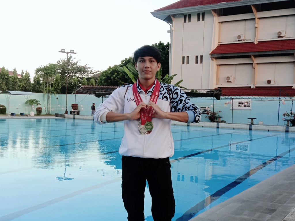 Mahasiswa Oseanografi Angatan 2020 ITB Fikri Adityawan memboyong empat medali di ajang Tri Gantha Akusara Swimming Championship. DOK ITB