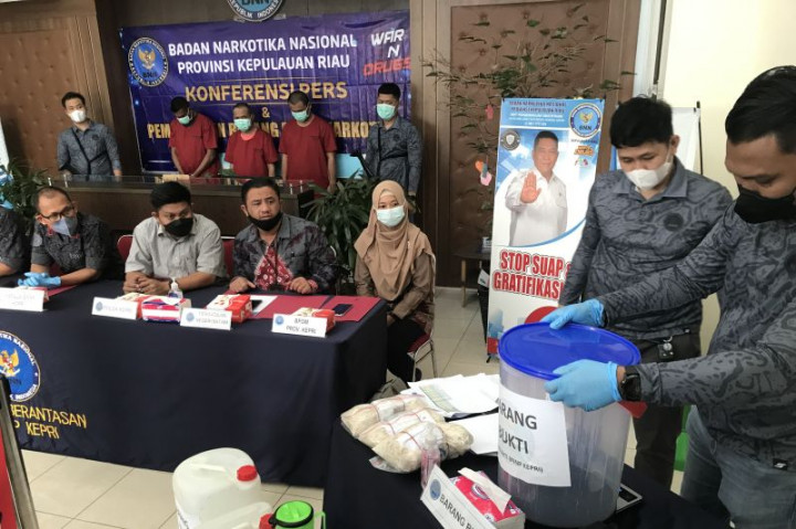 BNN Kepri Musnahkan Bahan Baku Sabu Hasil Penggerebekan Pabrik Narkoba Rumahan