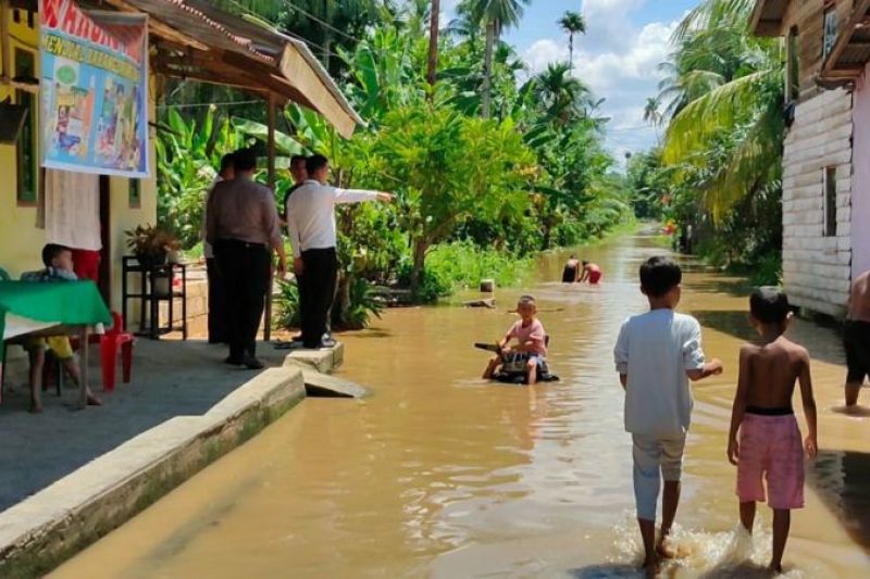 Jalan Permukiman Tergenang Luapan Sungai Rokan Hulu 2591