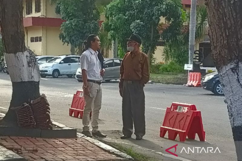 Terduga pelaku pelecehan seksual berinisial FA (kanan) bersama Andra Azizi, kuasa hukum, berjalan untuk melanjutkan kembali agenda pemberian keterangan ke polisi di Markas Polda NTB, Mataram, Senin (8/8/2022). (ANTARA/Dhimas B.P.)