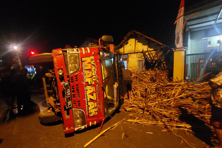 Truk Muatan Tebu Terguling Timpa Rumah, Dua Warga Dilarikan ke RS