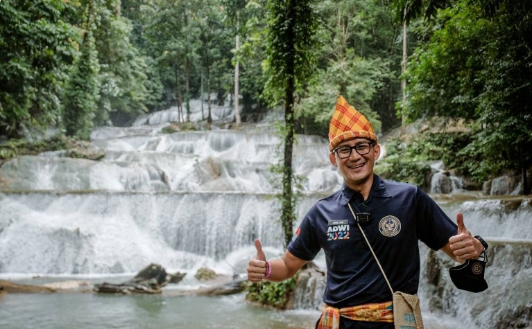 Menparekraf Sandiaga Uno di Air Terjun Moramo. (Foto: Kemenparekraf)