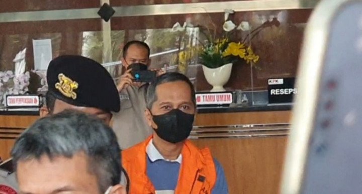 KPK Angkut Barang Elektronik Usai Geledah Rumah Penyuap Rektor Unila