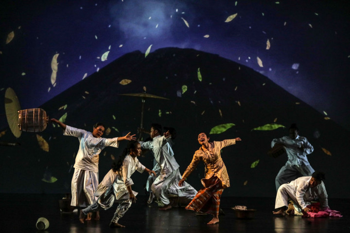 Menyaksikan Pertunjukan Teater 'Under the Volcano'