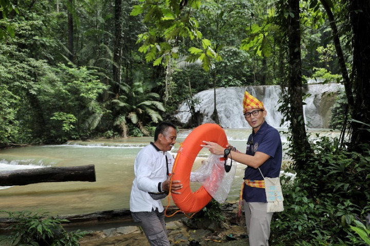 Berkunjung ke Air Terjun Moramo, Sandiaga Buka Lapangan Kerja Baru