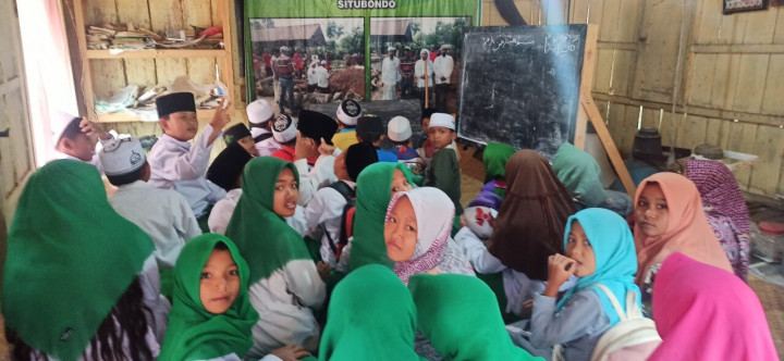 Bantu Anak-anak di Pegunungan Lereng Gunung Baluran Mendapatkan Pendidikan