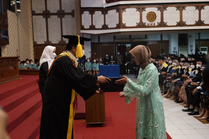 Haru, Rektor UNS Serahkan Ijazah kepada Kakak Wisudawan yang Meninggal Sebelum Wisuda