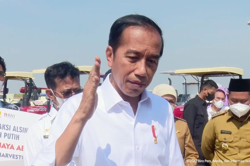 Presiden Joko Widodo memberikan keterangan usai meluncurkan food estate berbasis mangga dan taksi alsintan di Gresik, Jawa Timur, Senin (22/8/2022). (Branda Antara)