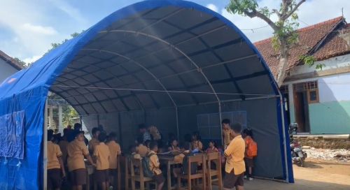 Sekolah Nyaris Ambruk, Siswa SDN 2 Karang Patihan Belajar di Tenda Darurat