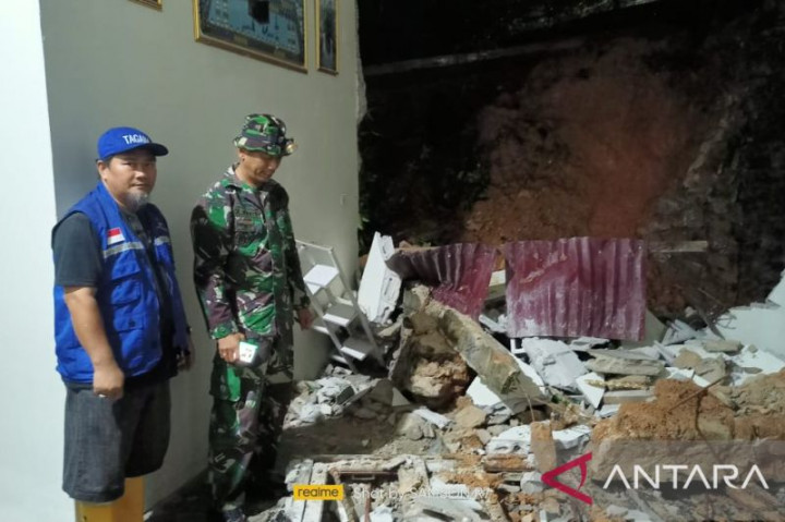 3 Rumah di Singkawang Rusak Diterjang Longsor