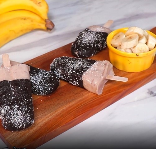 Buat sendiri es potong dengan bahan madu dan pisang. (Foto: Dok. Endeus TV)
