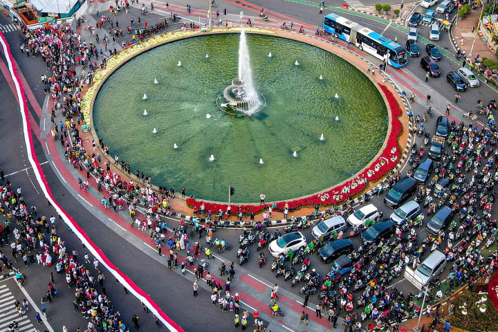 Foto: Semarak Kirab Merah Putih, Warga Bentangkan Bendera Sepanjang 1.700 Meter