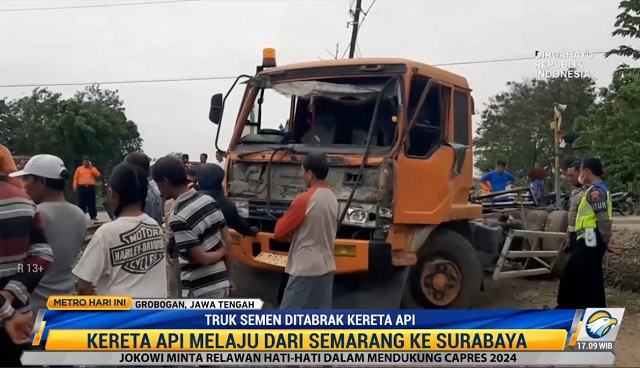 Truk Semen Ringsek Ditabrak Kereta Api di Grobogan