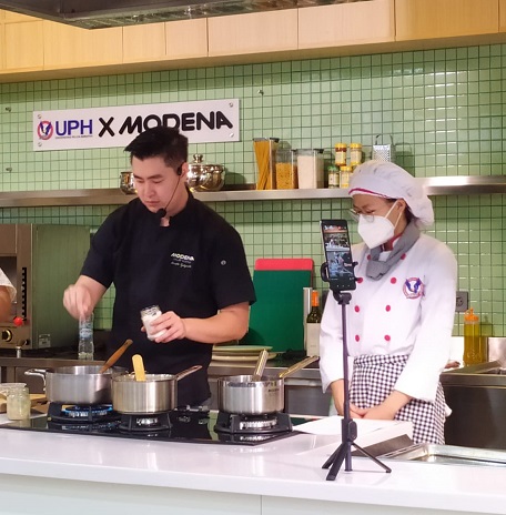 Chef Christo Tjahjanto membawakan cooking demo di Smart Kitchen Lab UPH x Modena. (Foto: Dok. Yuni)