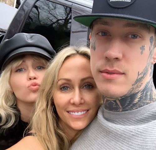 Ini pengakuan kakak dari Miley Cyrus soal enggak percaya diri akan berat badannya. (Foto: Dok. Instagram Trace Cyrus/@tracecyrus)