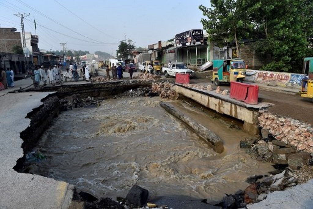 Jalan yang rusak akibat terjangan banjir di distrik Charsadda, Khyber Pakhtunkhwa, Pakistan, 29 Agustus 2022. (Abdul MAJEED / AFP)