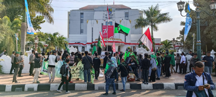 Mahasiswa di Cirebon Turun Aksi Tolak Kenaikan Harga BBM