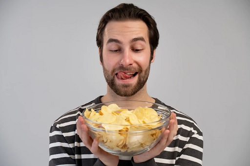 Makan keripik sering kali menjadi solusi ketika tubuh ingin sekali nyemil makanan gurih. (Foto: Ilustrasi. Dok. Freepik.com)