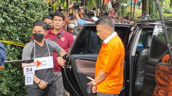 Adegan 54, di Depan Rumah Dinas Ferdy Sambo Mengeluarkan Senjata Api