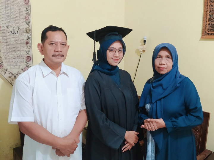 Kisah Desita Kuliah Sambil Kerja Hingga Jadi Lulusan Terbaik Wisuda UNY