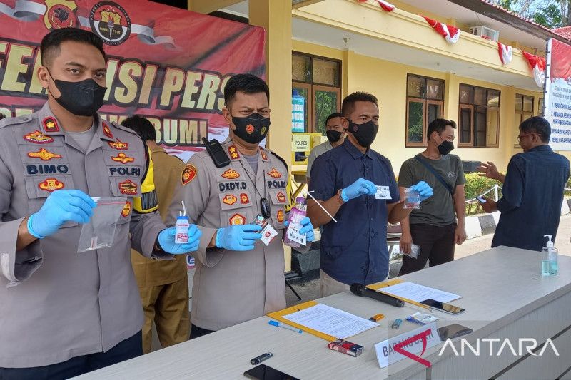 Kapolres Sukabumi AKBP Dedy Dharmawansyah saat menunjukan barang bukti alat isap sabu-sabu yang digunakan oknum kades yang tertangkap di ruang kerjanya oleh Satnarkoba Polres Sukabumi. Antara/Aditya Rohman