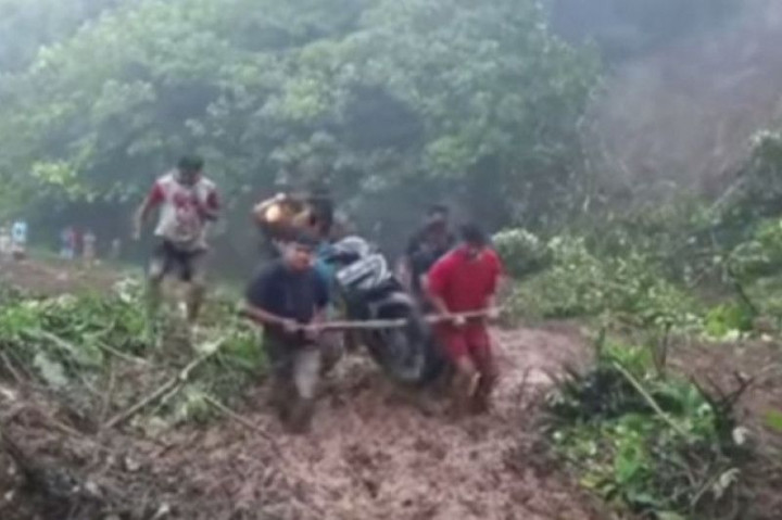 Jalan Poros Mamuju-Mamasa Tertutup Longsor