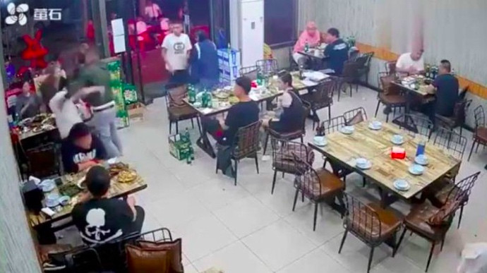 Pemerintah Tiongkok Selidiki Dugaan Korupsi Polisi Terkait Pemukulan Perempuan