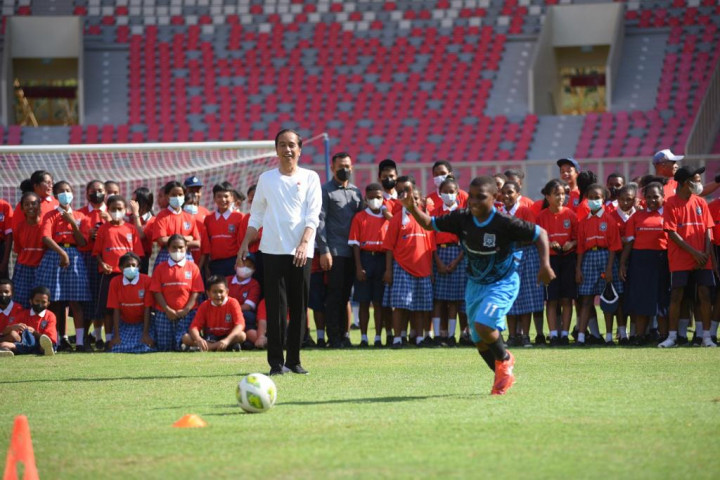 Sambil Pukul Tifa dan Main Bola, Jokowi Luncurkan Papua Football Academy