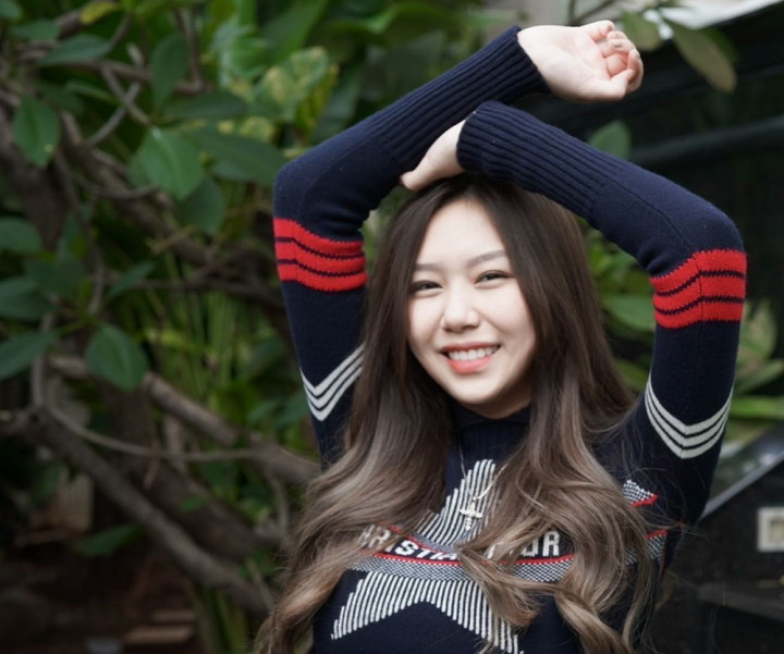 Sisca Kohl Pertama Kali Makan di Warteg, Coba Jengkol dan Berbagi Nasi Bungkus