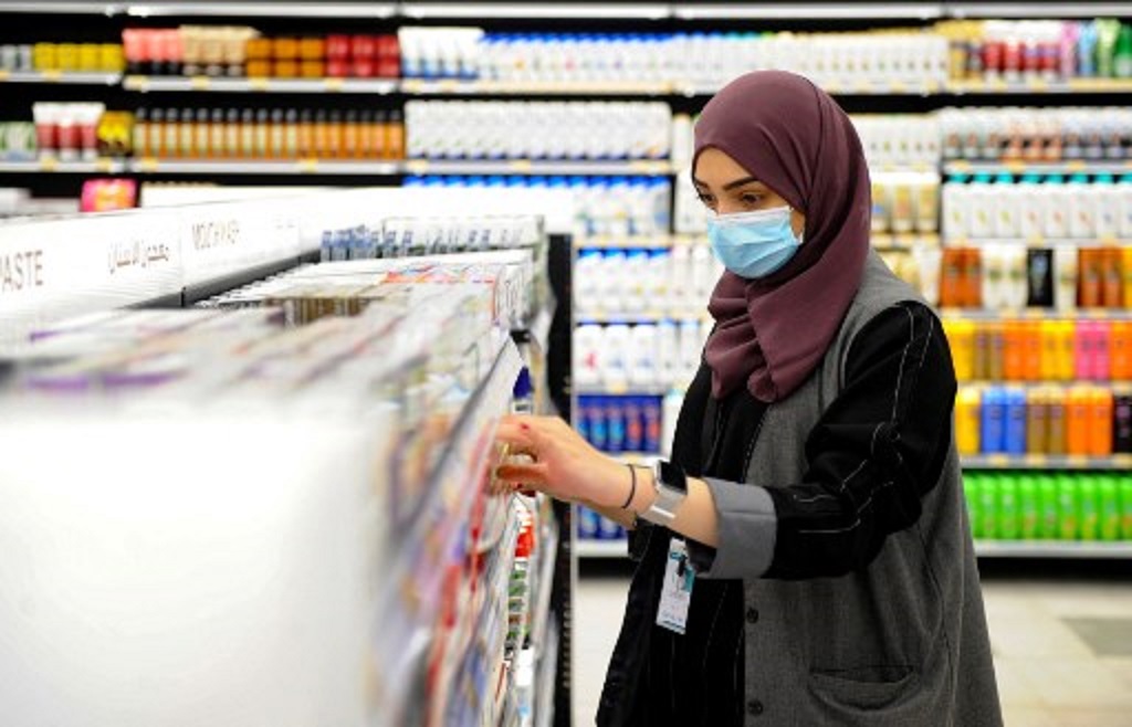 Seorang perempuan Arab Saudi beraktivitas di salah satu pusat perbelanjaan. (AFP)