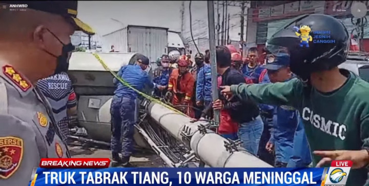 Petugas Upayakan Evakuasi Tiang Roboh di Lokasi Kecelakaan Bekasi