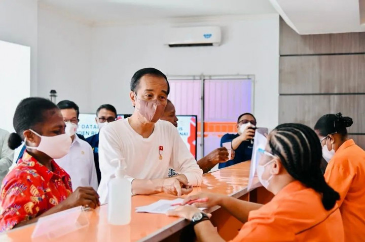 Jokowi Serahkan BLT BBM di Kantor Pos Sentani