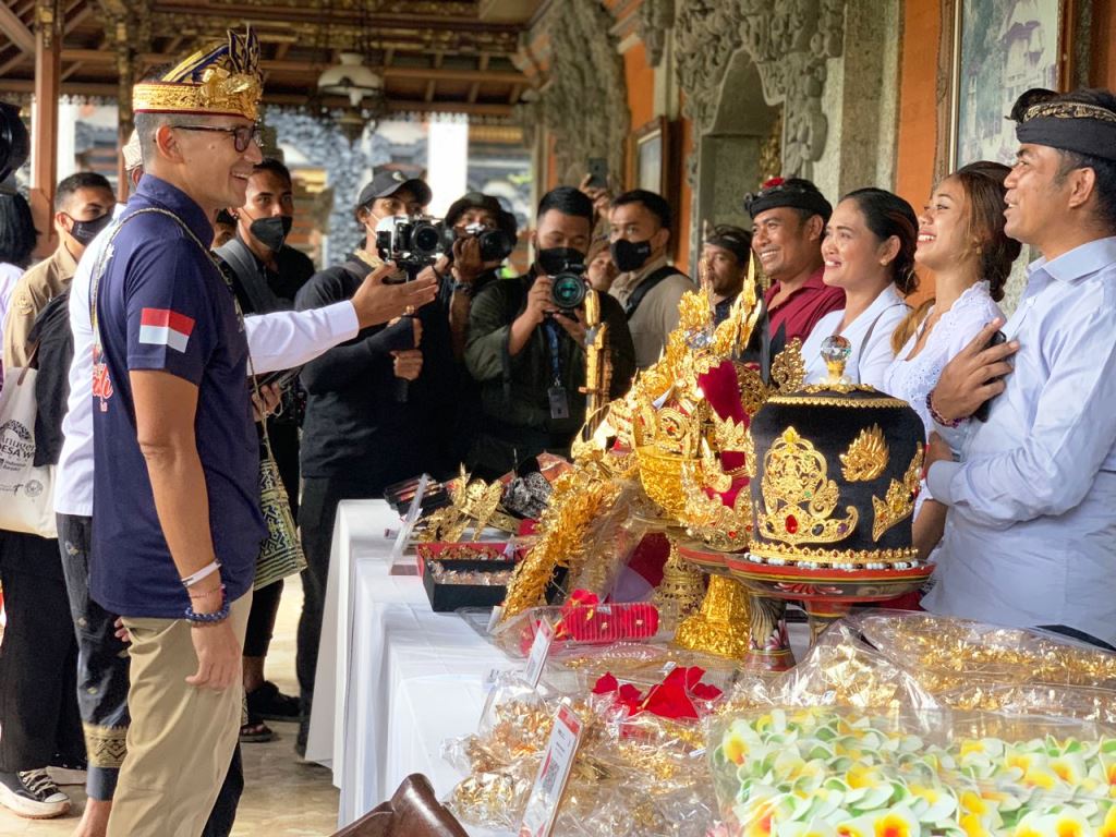 Menparekraf Sandiaga Uno disambut Duta Wisata Jegeg Bagus Bangli. (Foto: Ist)