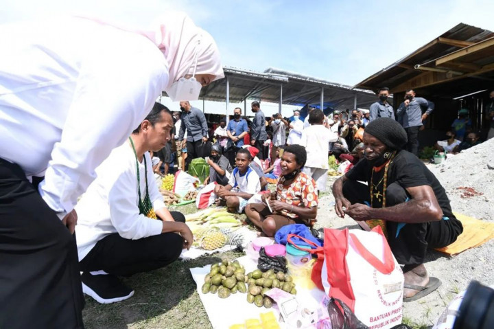 Momen Jokowi Bagikan Bansos dan Belanja Buah di Pasar Kampung Doyo Baru